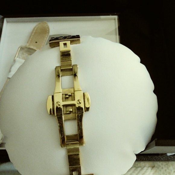 Nearly New GV2 Goldtone Watch - Picture 5 of 6